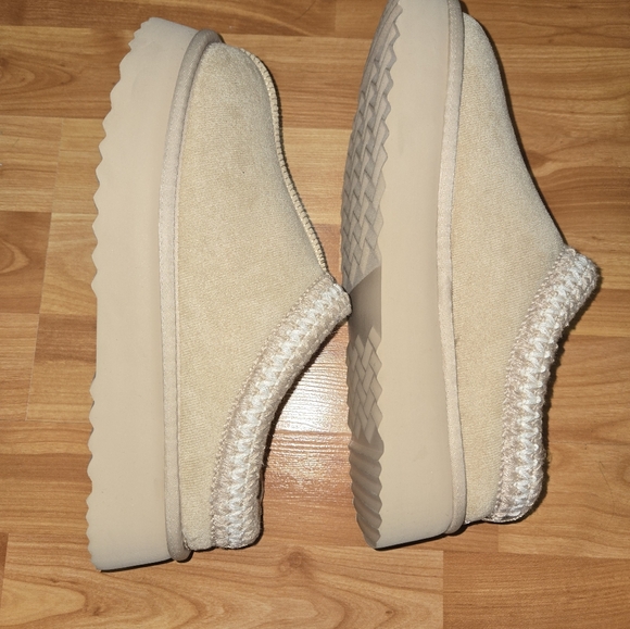 NEW Altar’d State Cloud Fuzzy Slippers Shoes Clogs Tan Women's Size 8 M NWOT - Picture 4 of 6